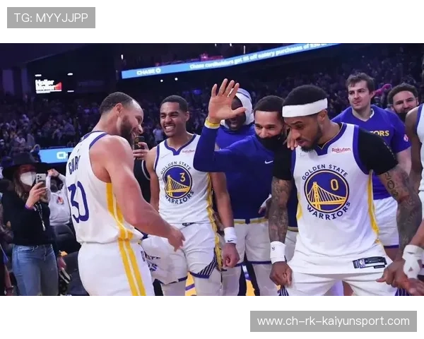 _勇士全员无惧，活塞难挡对手猛攻_，勇士获全明星内线组4巨头