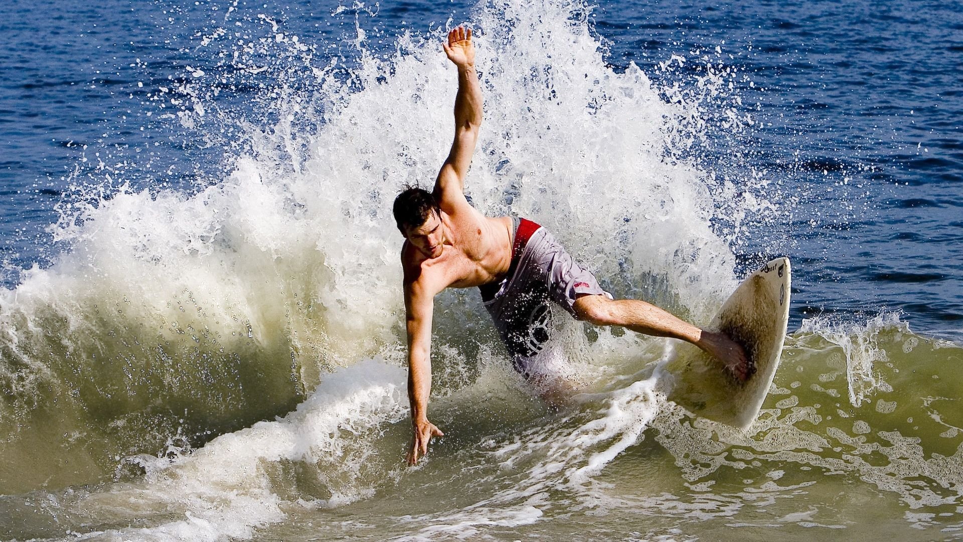 当世三大神锋，合力造79球！哈兰德姆巴佩联赛双响，凯恩数据领跑